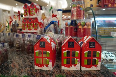 Birinci sınıf Belçika çikolatası hediye kutusu. Kutuda nefis çikolatalar. Noel zamanı. Kutularda Belçika çikolatası olan bir dükkan. Yay ve hediye paketleri içinde şekerler. - Dubai Uae Aralık 2019