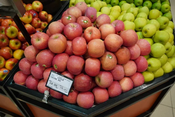 Bunch Pink Yellow Green Apples Boxes Supermarket Apples Being Sold — Stock Photo, Image