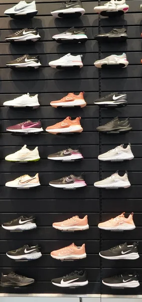 Winkel Display Van Een Heleboel Sportschoenen Een Muur Een Uitzicht — Stockfoto