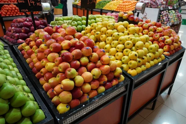 Bando Maçãs Vermelhas Amarelas Verdes Caixas Supermercado Maçãs Serem Vendidas — Fotografia de Stock