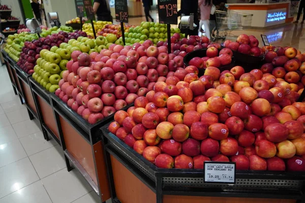 Bando Maçãs Vermelhas Amarelas Verdes Caixas Supermercado Maçãs Serem Vendidas — Fotografia de Stock