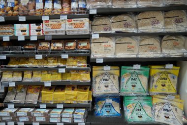 Fırındaki raflarda farklı taze ekmekler. Ekmek reyonunu çeşitli paketlenmiş ekmeklerle donatan modern bir marketin içinde. : Dubai Uae - Şubat 2020