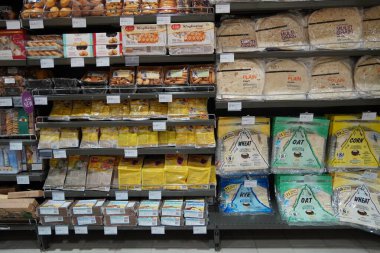Fırındaki raflarda farklı taze ekmekler. Ekmek reyonunu çeşitli paketlenmiş ekmeklerle donatan modern bir marketin içinde. : Dubai Uae - Şubat 2020