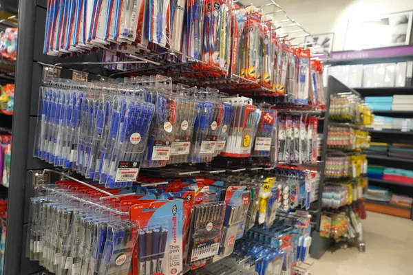 Canetas Seus Pacotes Pendurados Para Venda Loja Canetas Loja Estacionária — Fotografia de Stock