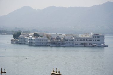 Pichola Gölü 'ndeki Taj Lake Palace Oteli manzarası. : Udaipur Rajasthan - Mart 2020