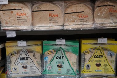 Fırındaki raflarda farklı taze ekmekler. Ekmek reyonunu çeşitli paketlenmiş ekmeklerle donatan modern bir marketin içinde. : Dubai Uae - Şubat 2020