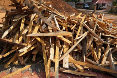 Kırık uzun ağaç gövdesi parçaları. Kırık tahta parçalarını kapatın. Çam kerestesi yongası. Parçalara ayrılmış ve parçalara ayrılmış. Ağaç gövdesi sağlam. Odun toplama yerinden çok uzakta..