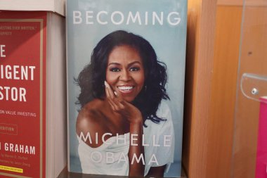 Kitapçıda Michelle Obama tarafından yazılan kitap. Michelle Obama 'nın kitapları bir kitapçının raflarında sergilendi. Kütüphane - Kochi, Hindistan: Ocak 2020