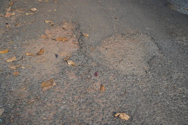 Camino Asfalto Dañado Con Baches Área Rural Hojas Marrones Secas — Foto de Stock