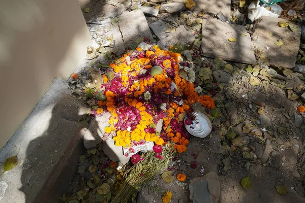 これは花を分解するような汚染物質の写真です 大きなゴミの山 花や紙皿のぬれた廃棄物 ゴミとして捨てられた枯れた花や花の庭の束 — ストック写真