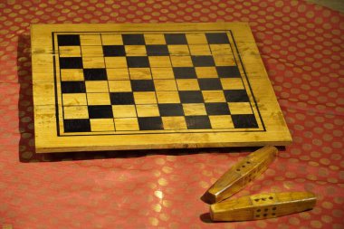 Mahabharata 'nın destansı şiirinde oynanan Parcheesi zar oyununun klasik seti. Set balmumundan yapılmış ve Kochi havaalanında sergileniyor. Kochi Hindistan - Mart 2020