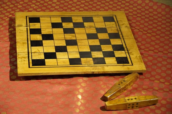 Mahabharata 'nın destansı şiirinde oynanan Parcheesi zar oyununun klasik seti. Set balmumundan yapılmış ve Kochi havaalanında sergileniyor. Kochi Hindistan - Mart 2020