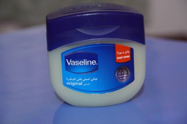 Büyük bir vazelin yağ jölesi küveti mavi arkaplanı izole etti. : Tezgahın üzerinde bulunan bir kavanoz petrol jölesi. 250 ML: Dubai BAE - Mart 2020