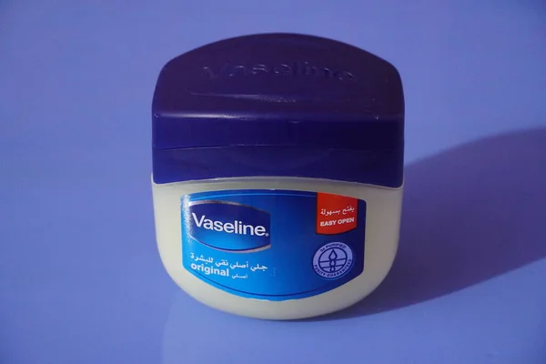 Een Grote Kuip Vaseline Petroleum Gelei Geïsoleerde Blauwe Achtergrond Een — Stockfoto