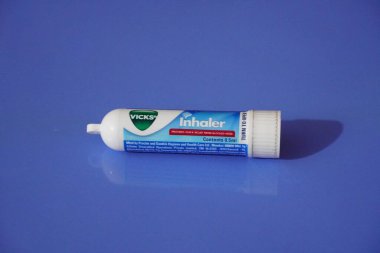 Bir tüp Vicks Vapo astım spreyi izole edilmiş mavi arka planda. 0.5 ml Vicks solunum tüpü izole edildi. : Dubai BAE - Mart 2020