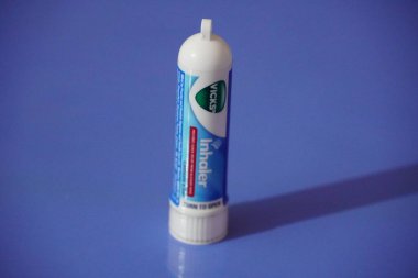 Bir tüp Vicks Vapo astım spreyi izole edilmiş mavi arka planda. 0.5 ml Vicks solunum tüpü izole edildi. : Dubai BAE - Mart 2020