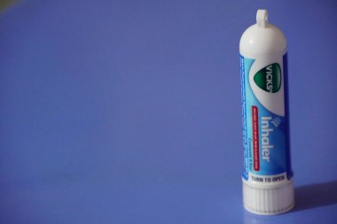 Bir tüp Vicks Vapo astım spreyi izole edilmiş mavi arka planda. 0.5 ml Vicks solunum tüpü izole edildi. : Dubai BAE - Mart 2020