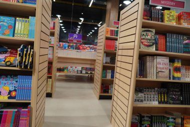 Kütüphane kitaplarının rafları arasında bir koridor, kütüphane gibi eğitim arka planında. Kitapçıdaki kitaplarla dolu rafların arasındaki geçit. : Dubai BAE - Mart 2020