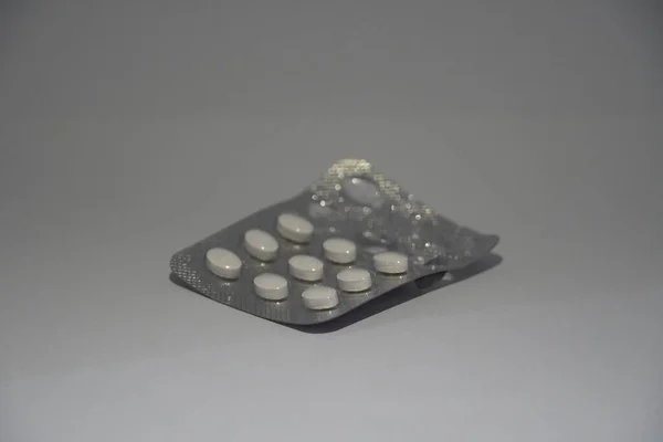 Используемые Упаковки Таблеток Белом Медицинском Столе Изолирован Белом Фоне Полоска — стоковое фото