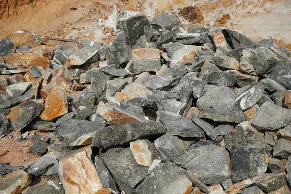 Taş Yığını. Taş ocağındaki kireç taşı madenciliği gibi lityum madenciliği ve doğal kaynaklar. Doğal Zeolite Kayaları Arkaplanda Ormansızlaşmayla Kazılır.