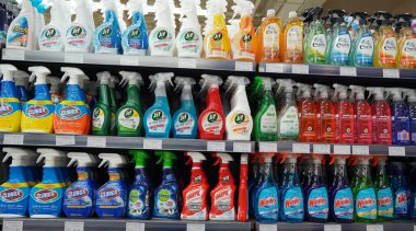 Temizlik malzemeleri, spreyler, Sıvı Temizleme Deterjanları süpermarket standında satılıyor. Raflardaki çeşitli üreticilerin temizlik ürünleri için şişeler ve temizlik ürünleri. - Dubai Uae Aralık 2019