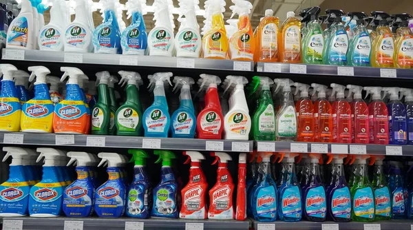 Temizlik malzemeleri, spreyler, Sıvı Temizleme Deterjanları süpermarket standında satılıyor. Raflardaki çeşitli üreticilerin temizlik ürünleri için şişeler ve temizlik ürünleri. - Dubai Uae Aralık 2019