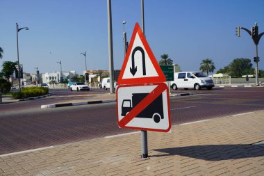 Yol kavşağında kamyon tabelası olmayan U dönüşü trafik levhası. : Dubai BAE - Mayıs 2020