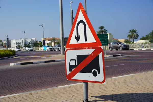 Turn Trafikskylt Utan Lastbil Skylt Vid Trafikkorsning Vid Väg Dubai — Stockfoto