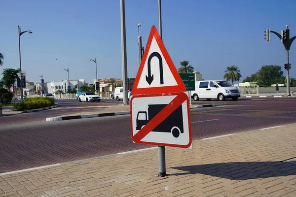 Znak Drogowy Turn Bez Znaku Ciężarówki Skrzyżowaniu Dróg Zjednoczone Emiraty — Zdjęcie stockowe