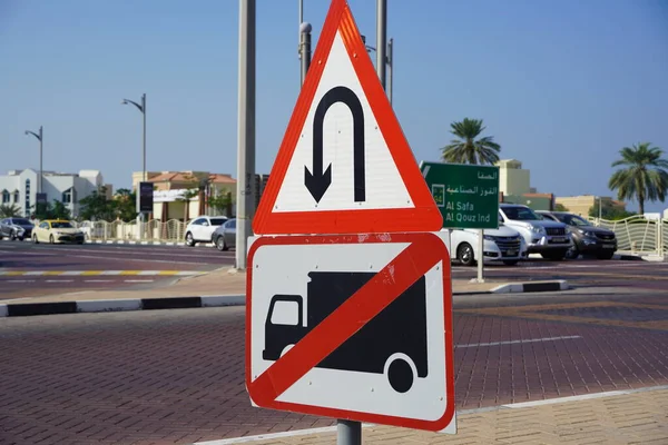 Znak Drogowy Turn Bez Znaku Ciężarówki Skrzyżowaniu Dróg Zjednoczone Emiraty — Zdjęcie stockowe