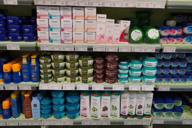 Çeşitli güvercinler, Jergens, Himalaya, Nivea, vazelin ürünleri sergilenmektedir. Raflarda vücut losyonu, krem, yağ ve petrol jölesi var. - Dubai BAE Mayıs 2020