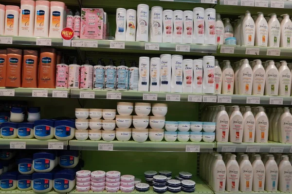 Různé Typy Dove Jergens Himalaya Nivea Vaseline Produkty Expozici Regálech — Stock fotografie