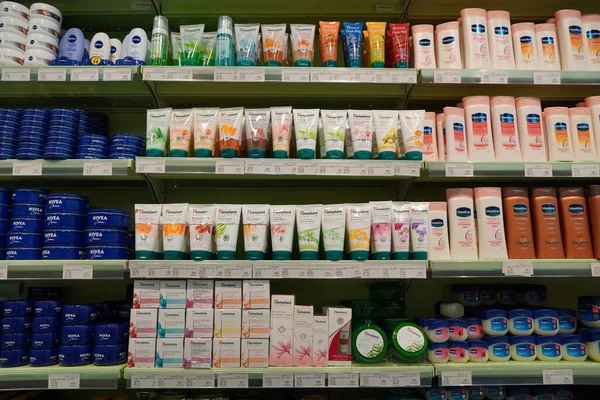 Různé Typy Dove Jergens Himalaya Nivea Vaseline Produkty Expozici Regálech — Stock fotografie