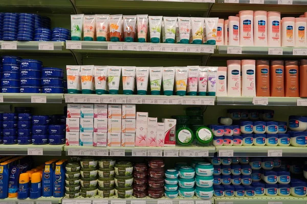 Různé Typy Dove Jergens Himalaya Nivea Vaseline Produkty Expozici Regálech — Stock fotografie