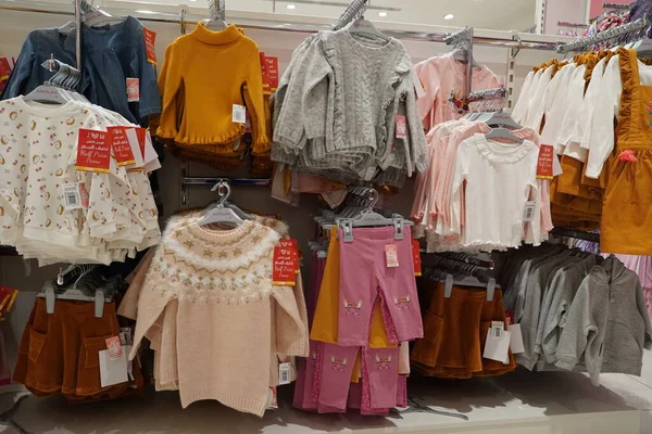 Dükkandaki Askılara Asılı Çocuk Kıyafetleri Renkli Çocuk Bluzları Mağazadaki Kumaş — Stok fotoğraf
