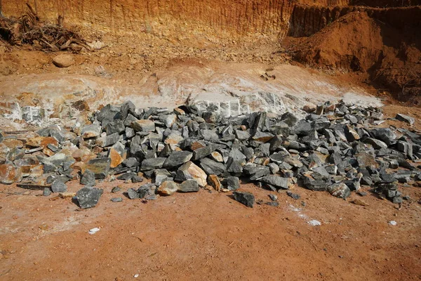 Taş Yığını. Taş ocağındaki kireç taşı madenciliği gibi lityum madenciliği ve doğal kaynaklar. Doğal Zeolite Kayaları Arkaplanda Ormansızlaşmayla Kazılır.
