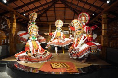 Kerala 'nın Hindistan' daki geleneksel kathakali dansı sırasında Kathakali sanatçıları. Kerala 'nın Malayalam dilindeki Hindu performansı ile ilgili klasik Hint dansının önemli bir biçimidir..