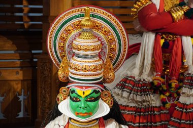 Makyajlı bir Kathakali balmumu heykelini kapat. Erdemli pachcha (yeşil) rolünde Kathakali sanatçı. Kathakali, Kerala 'nın eski klasik dans biçimidir. - Kochi India: Mayıs 2020
