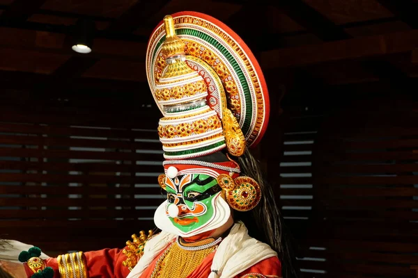 Makyajlı bir Kathakali balmumu heykelini kapat. Erdemli pachcha (yeşil) rolünde Kathakali sanatçı. Kathakali, Kerala 'nın eski klasik dans biçimidir. - Kochi India: Mayıs 2020