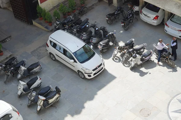 Bovenaanzicht Van Auto Fiets Parkeren India Fiets Scooters Auto Parkeren — Stockfoto
