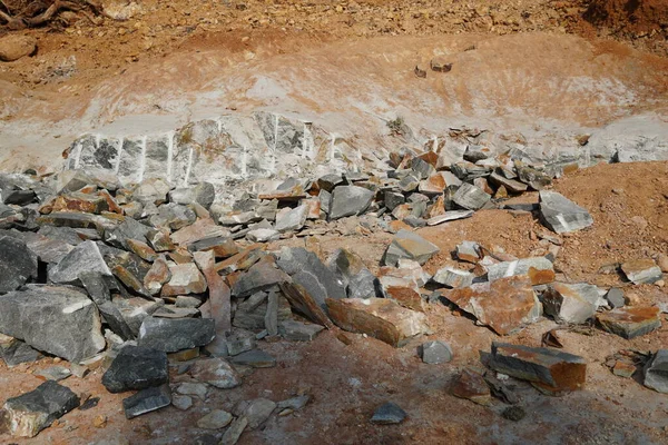 Taş Yığını. Taş ocağındaki kireç taşı madenciliği gibi lityum madenciliği ve doğal kaynaklar. Doğal Zeolite Kayaları Arkaplanda Ormansızlaşmayla Kazılır.