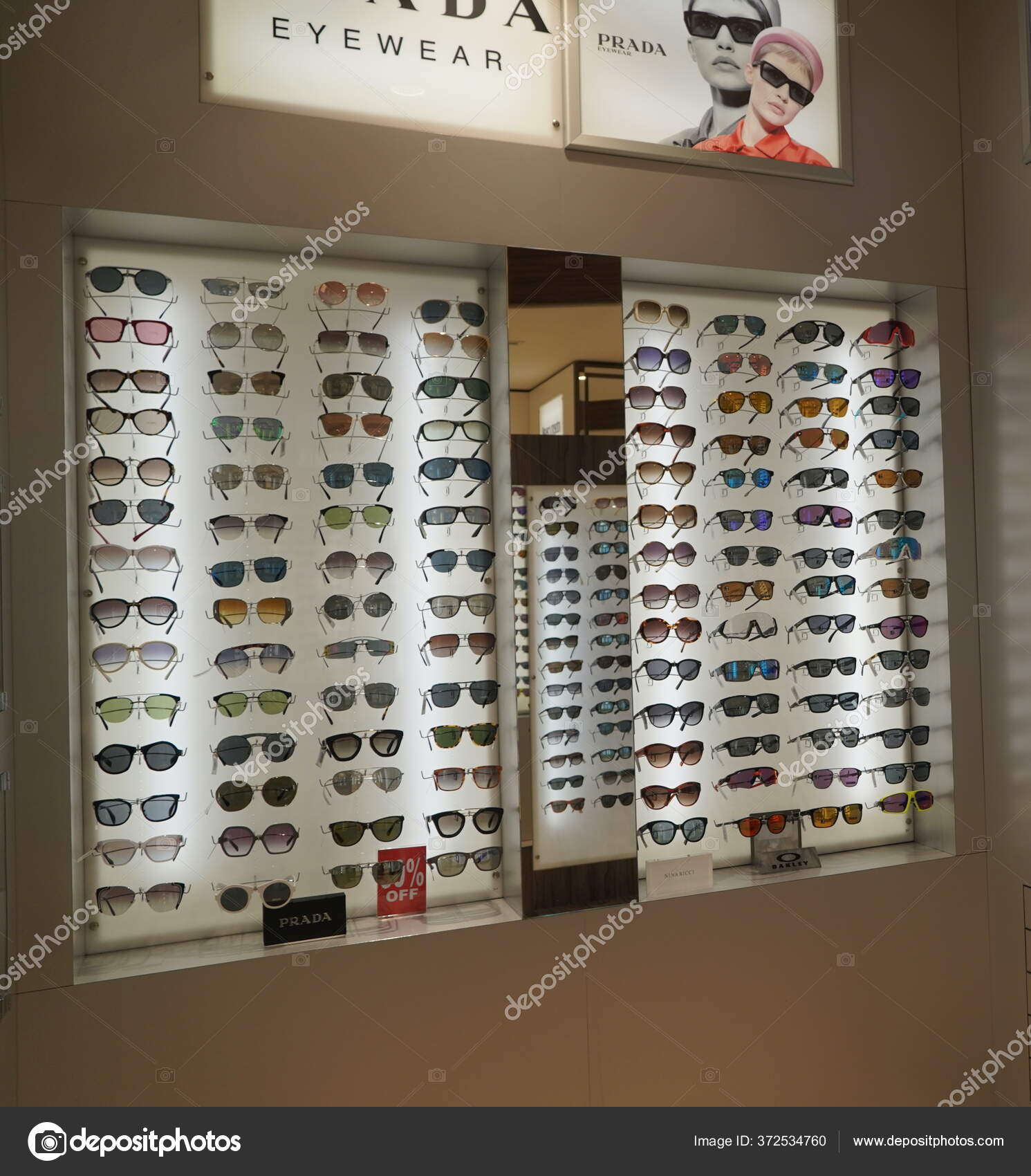 Gafas Sol Dubai Eau Diciembre 2019 Una Tienda Venta Gafas Foto editorial de stock 372534760 SN040288