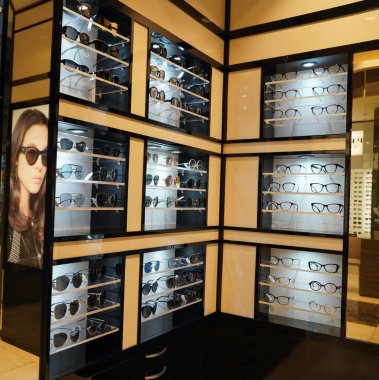 Dubai BAE Aralık 2019 Bir mağazada güneş gözlüğü. Güneş gözlüğü satışı. Prada, Dior, Roberto Cavalli, Ray Ban güneş gözlükleri. Güneş gözlüğü satırlarını kapat.