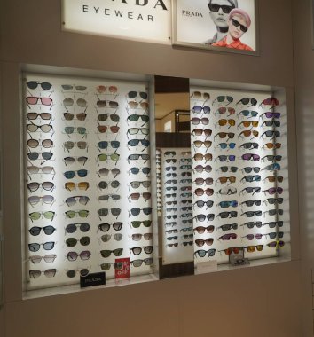 Dubai BAE Aralık 2019 Bir mağazada güneş gözlüğü. Güneş gözlüğü satışı. Prada, Dior, Roberto Cavalli, Ray Ban güneş gözlükleri. Güneş gözlüğü satırlarını kapat.