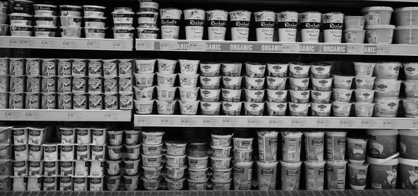 Dubai Emirados Árabes Unidos Dezembro 2019 Variedade Iogurte Prateleira Loja — Fotografia de Stock