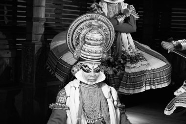 Makyajlı bir Kathakali balmumu heykelinin siyah ve beyaz yakın çekimi. Kathakali pachcha (yeşil) rolünde. Kathakali, Kerala 'nın eski klasik dans biçimidir. - Kochi India: Mayıs 2020