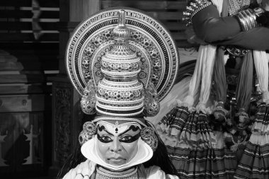 Makyajlı bir Kathakali balmumu heykelinin siyah ve beyaz yakın çekimi. Kathakali pachcha (yeşil) rolünde. Kathakali, Kerala 'nın eski klasik dans biçimidir. - Kochi India: Mayıs 2020