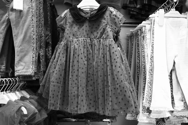 Imagen Blanco Negro Ropa Los Niños Colgando Perchas Tienda Blusas —  Fotos de Stock