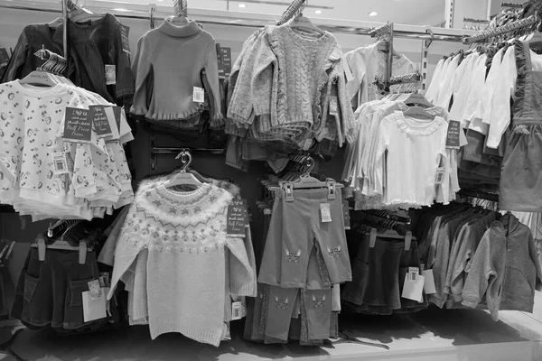 Dükkandaki Askılara Asılı Çocuk Kıyafetlerinin Siyah Beyaz Görüntüsü Renkli Çocuk — Stok fotoğraf