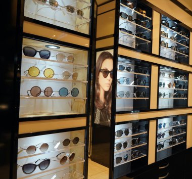 Dubai BAE Aralık 2019 Bir mağazada güneş gözlüğü. Güneş gözlüğü satışı. Prada, Dior, Roberto Cavalli, Ray Ban güneş gözlükleri. Güneş gözlüğü satırlarını kapat.